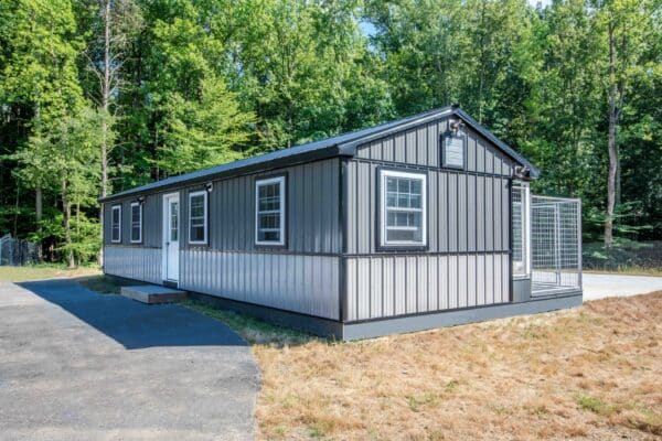 bih-tyrell-FDG784A6652-HDR_1 14x40 7-Run Commercial Kennel