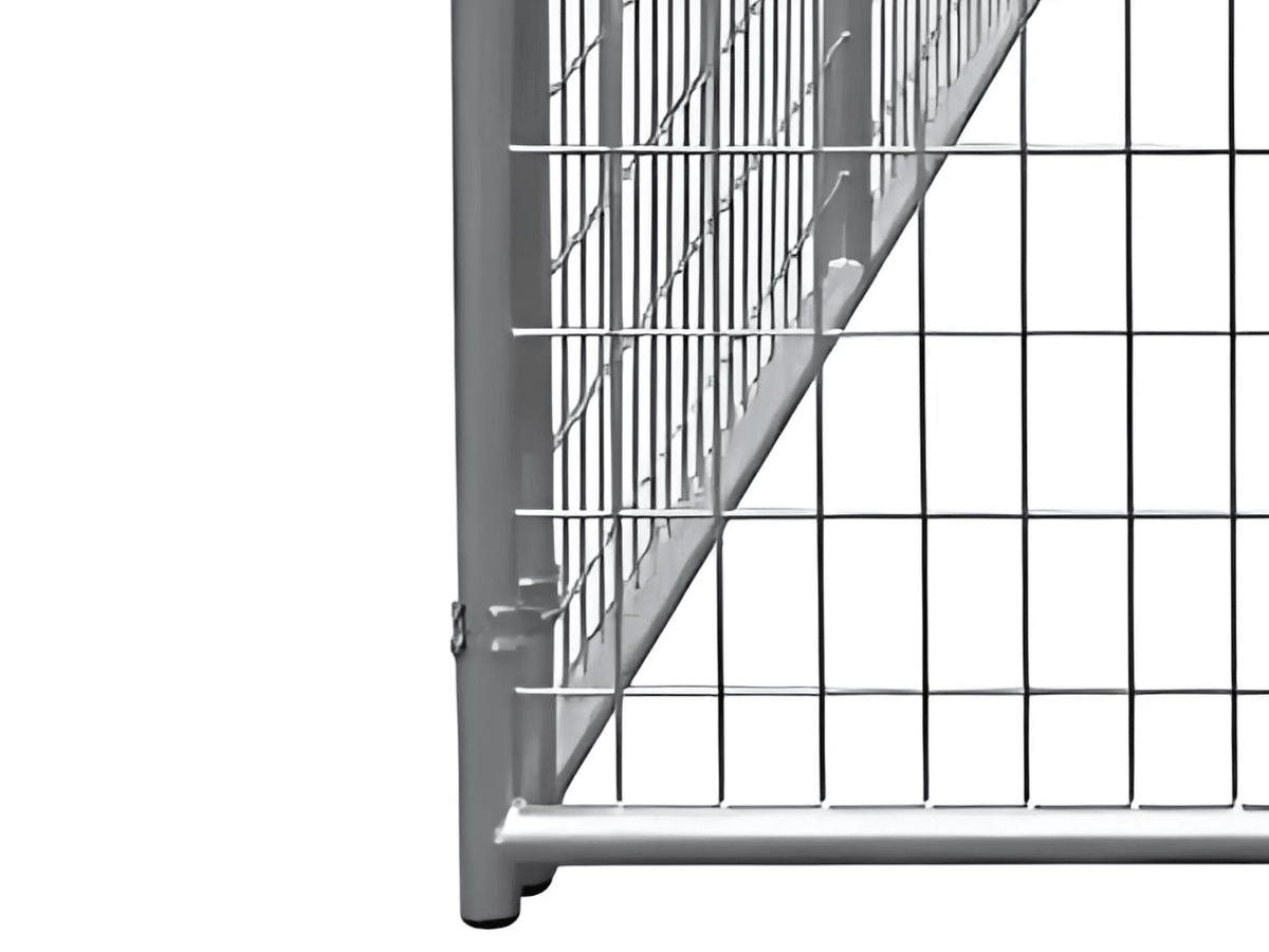reinforced corners on an 4x8 welded wire dog kennel kit